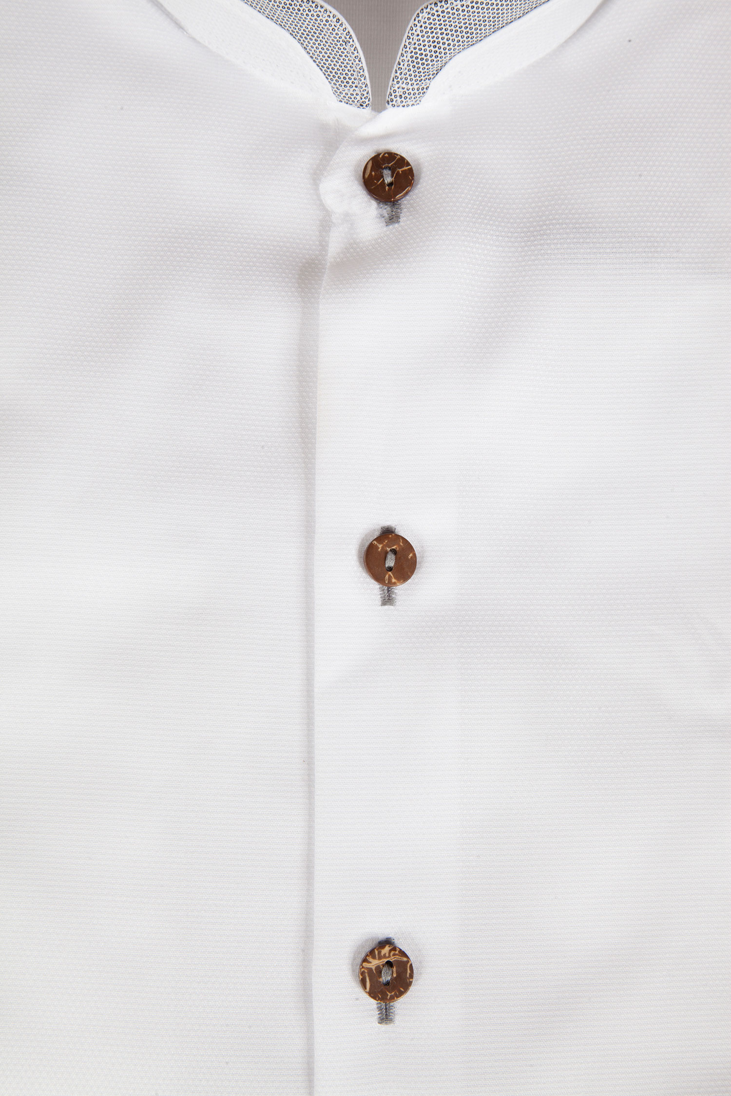 Trachtenhemd Simssee in weiß - Detail Knöpfe