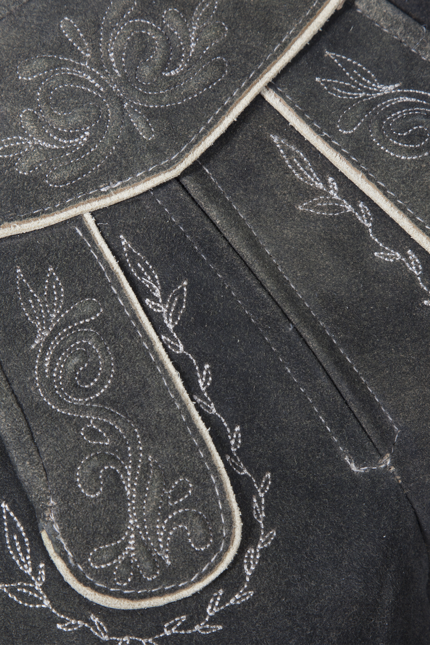 Kurze Lederhose Bonita in dunkelbraun für Damen - Detail Latz