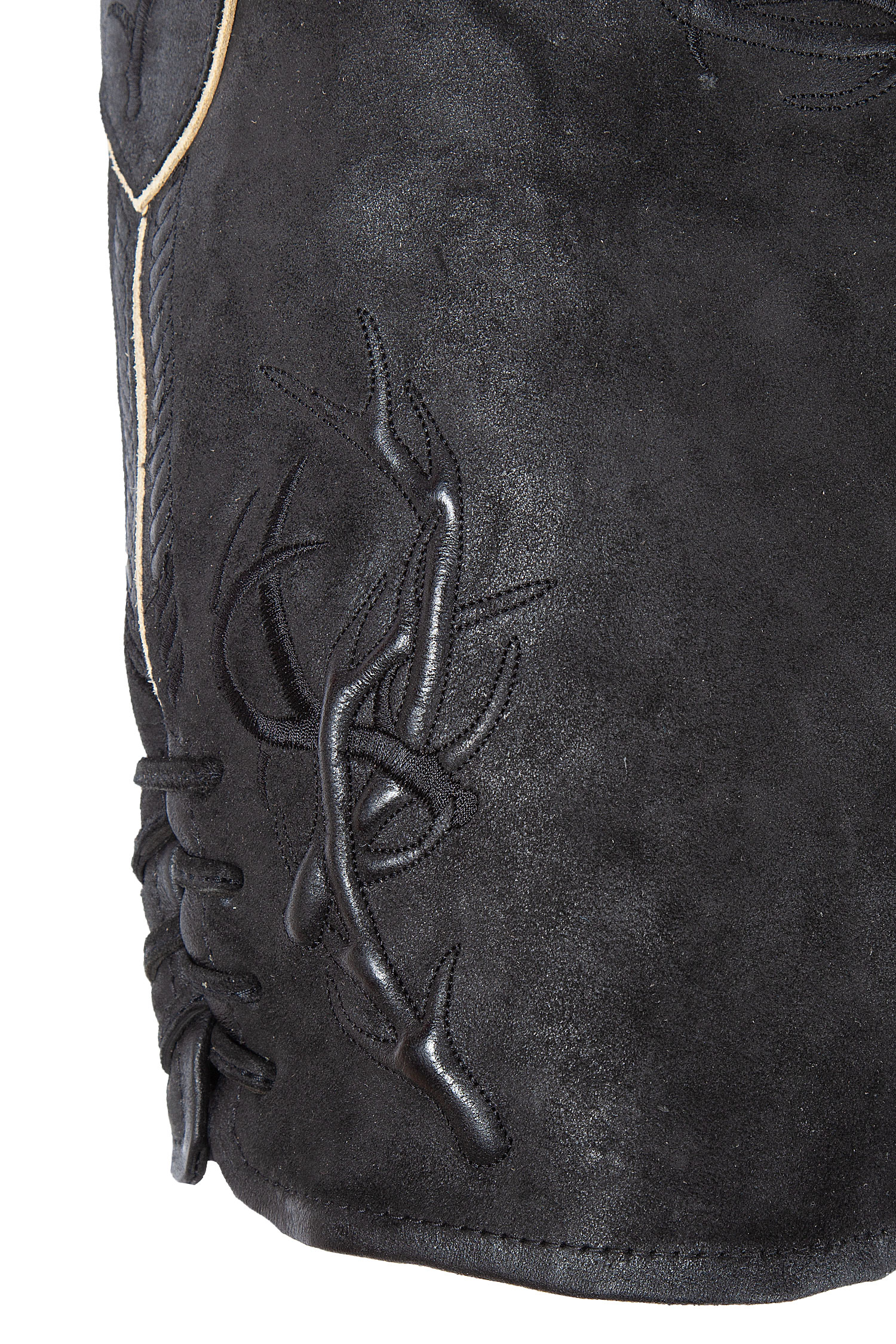 Stylische Lederhose Astral mit Hirschschädel und Gürtel - Detail Bein