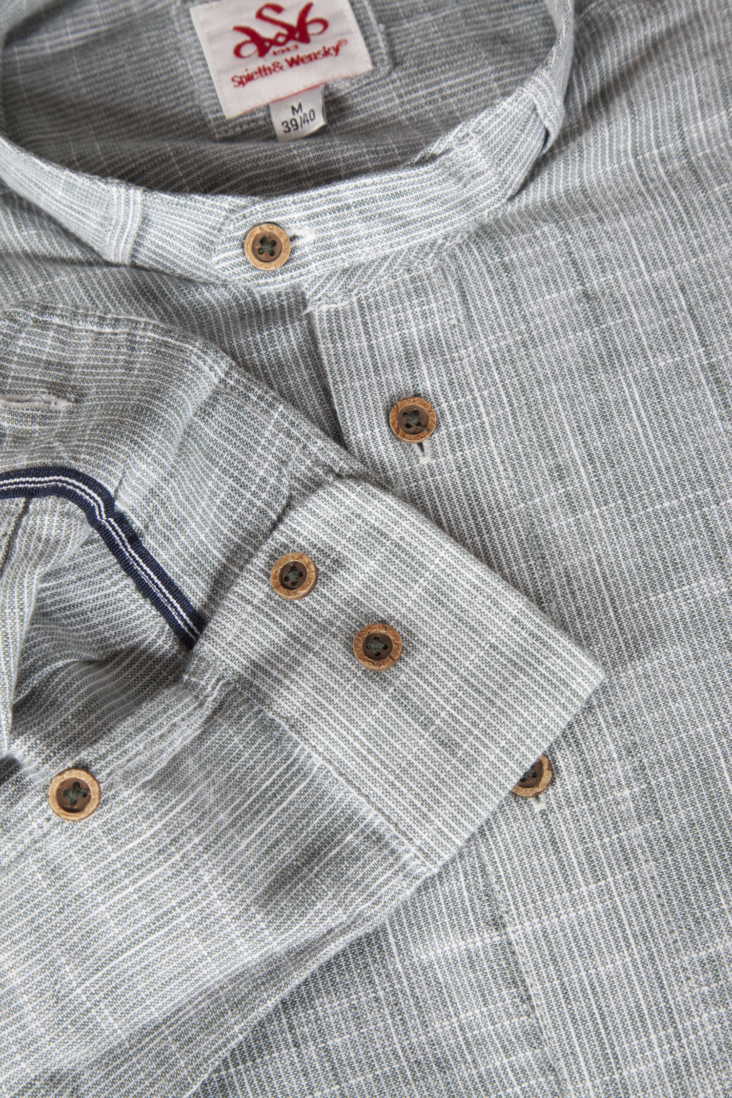 Trachtenhemd Arnold in grün mit Stehkragen - Detail Ärmel