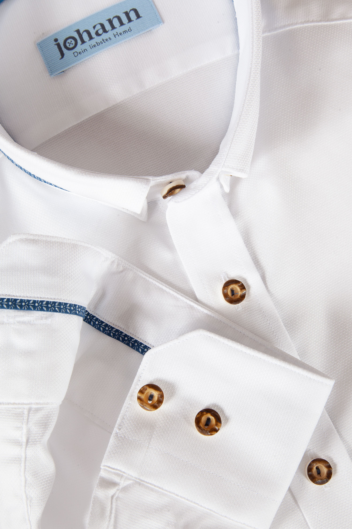 Trachtenhemd in weiß mit edlem Liegekragen - Detail Ärmel
