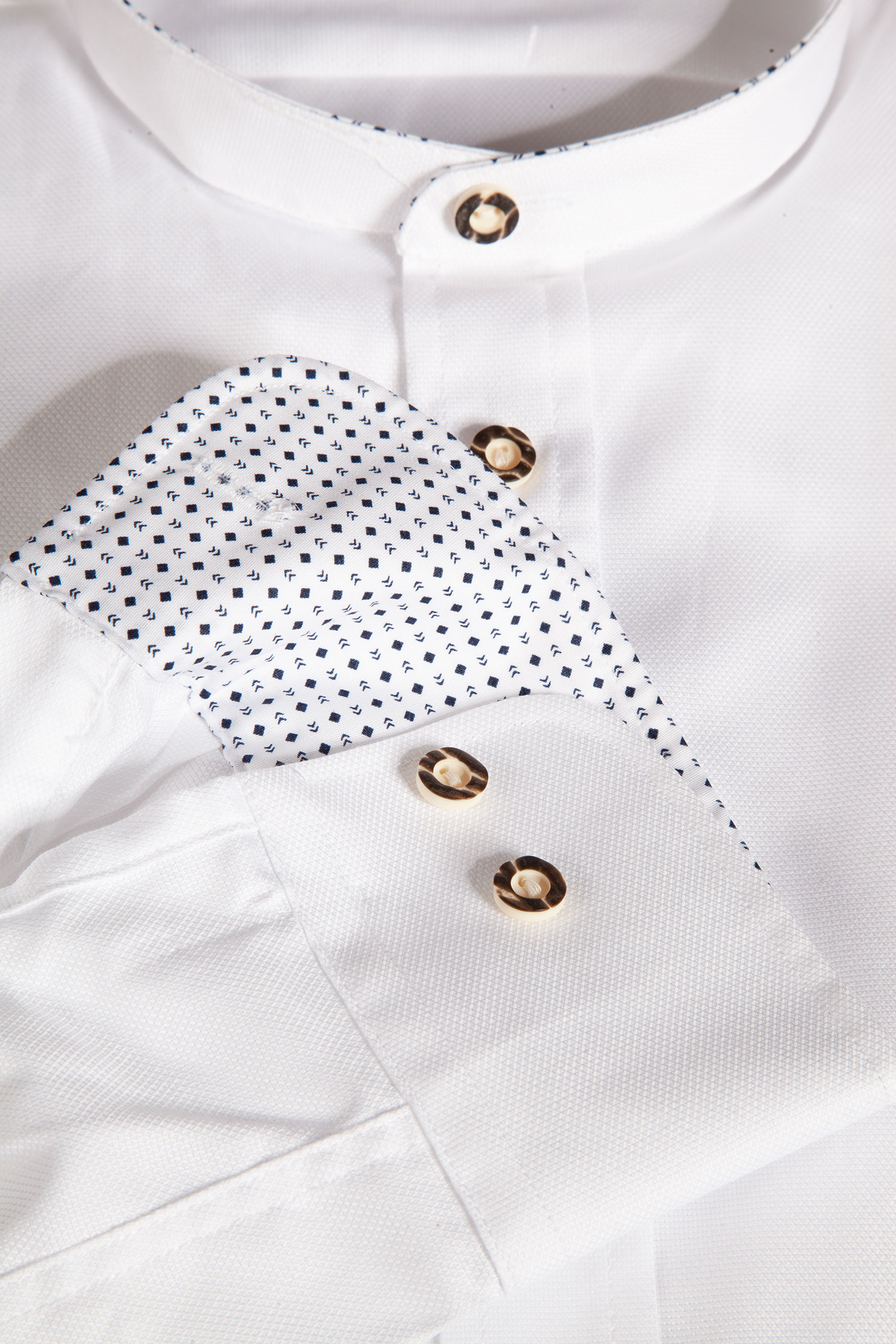 Trachtenhemd in weiß mit dunkelblauen Details - Detail Knöpfe