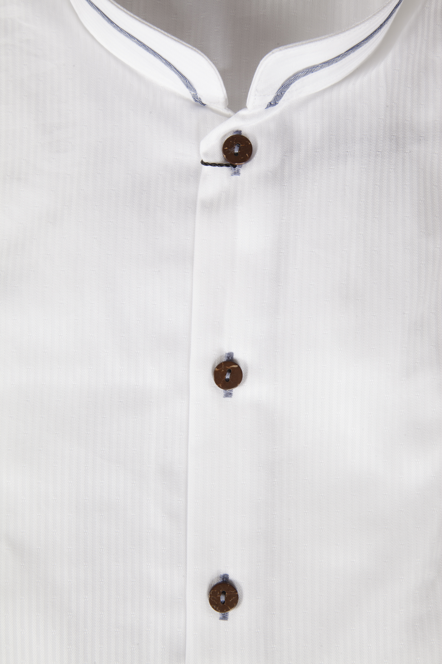Jacquard Trachtenhemd in weiß / dunkelblau - Detail Knöpfe