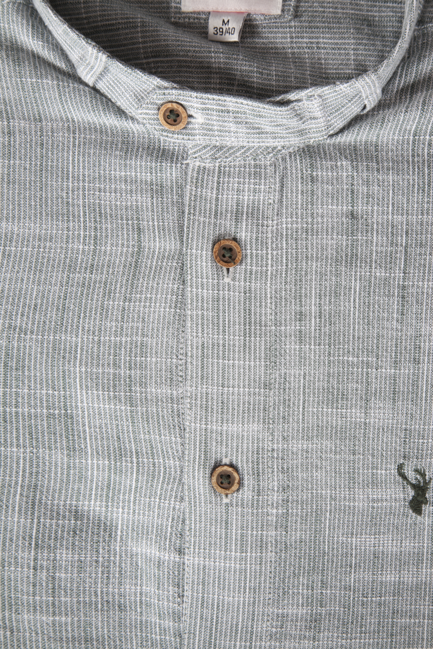 Trachtenhemd Arnold in grün mit Stehkragen - Detail Knöpfe