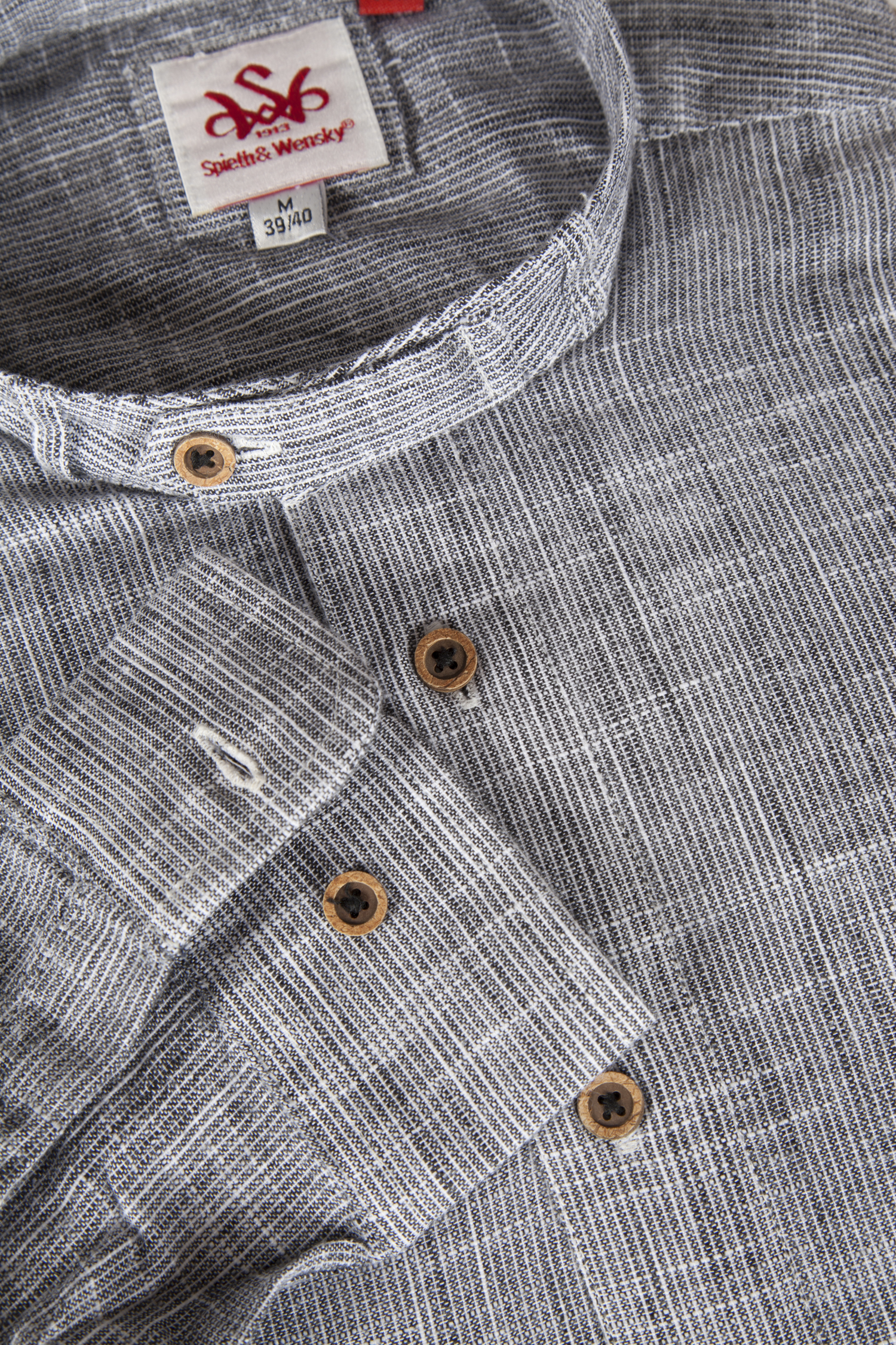 Trachtenhemd Arnold in schwarz mit Stehkragen - Detail Ärmel