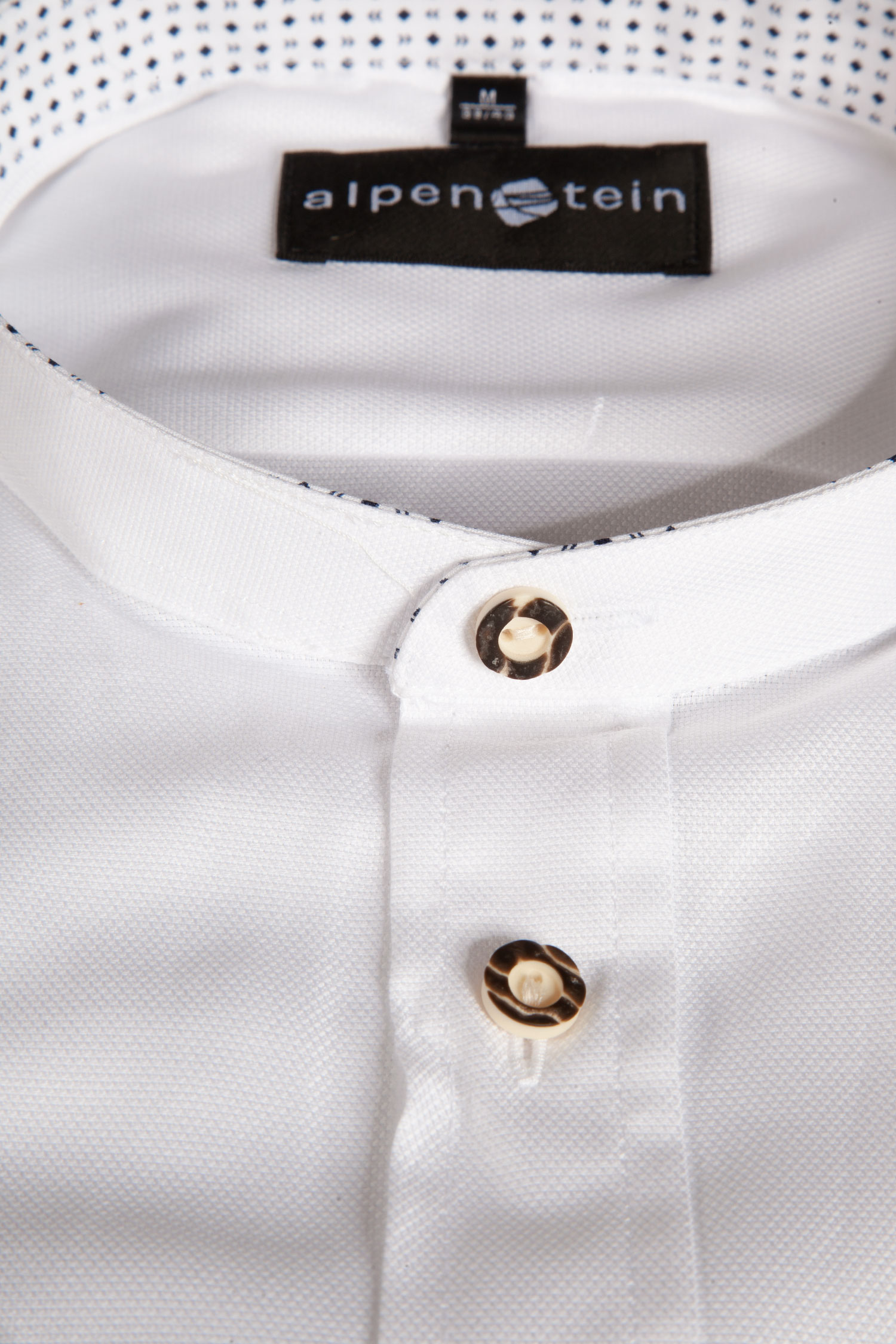 Trachtenhemd in weiß mit dunkelblauen Details - Detail Kragen