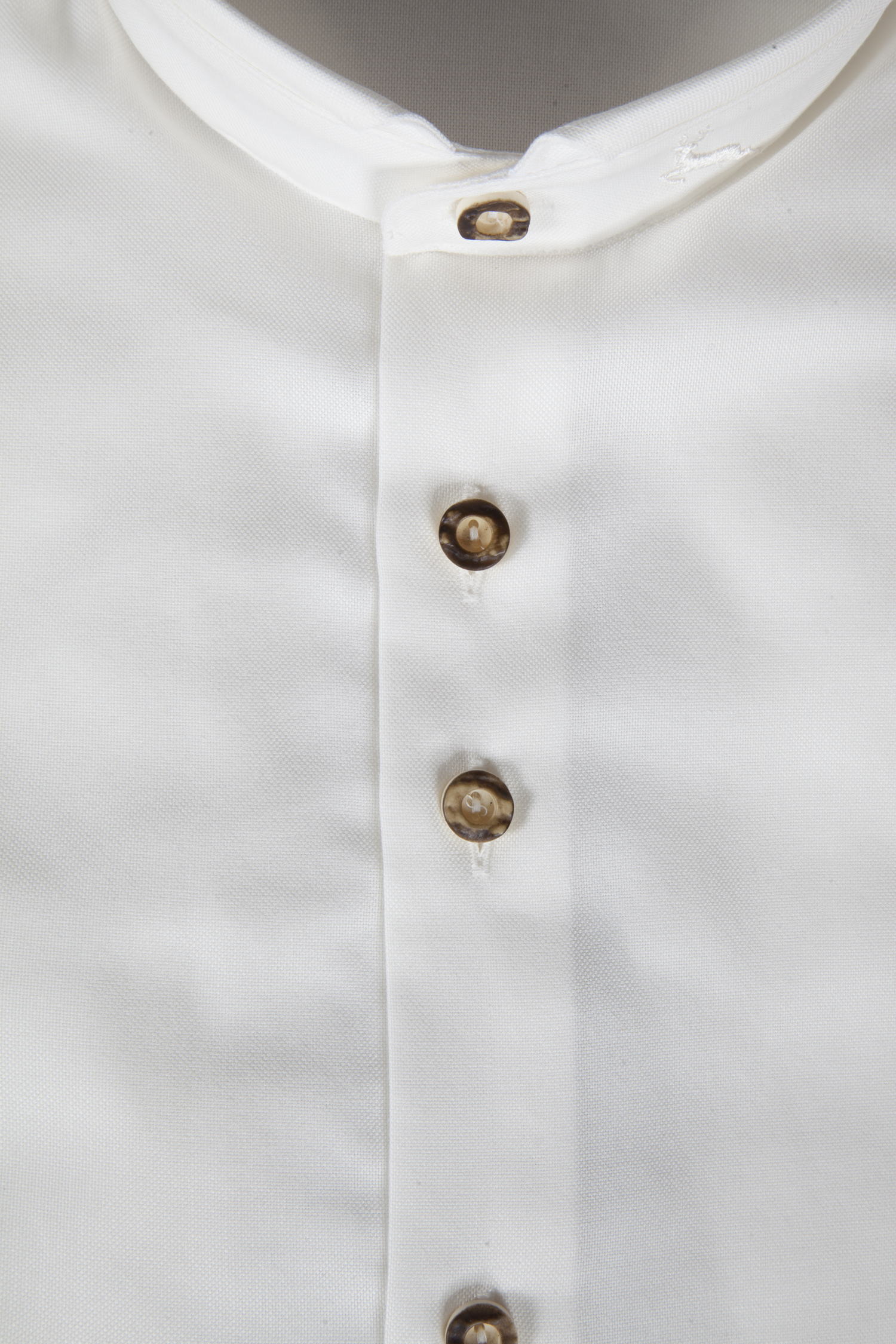 Baumwoll Trachtenhemd in champagner mit Stehkragen - Detail Knöpfe