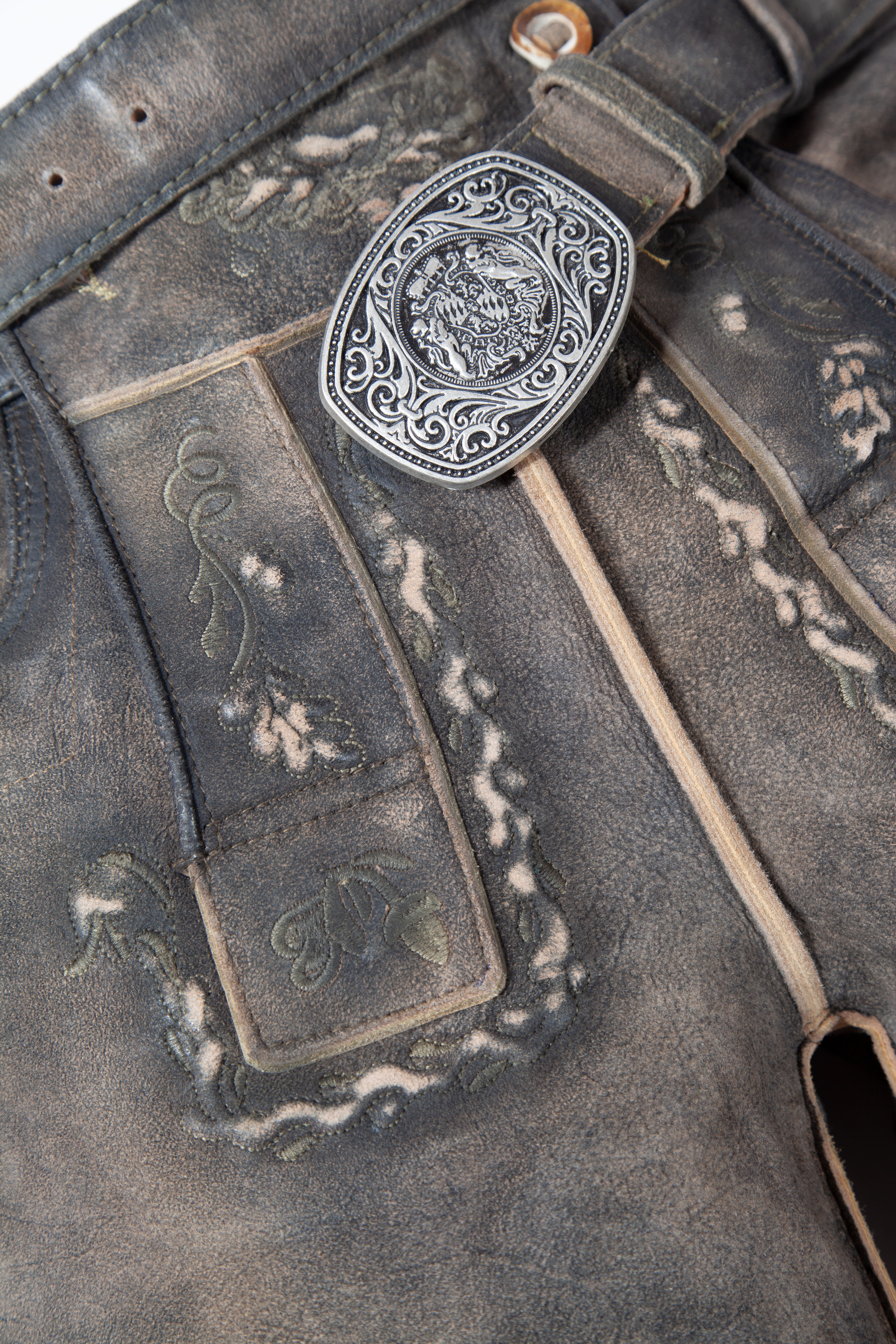 Kurze Lederhose Romano in torf von Stockerpoint - Detail Latz