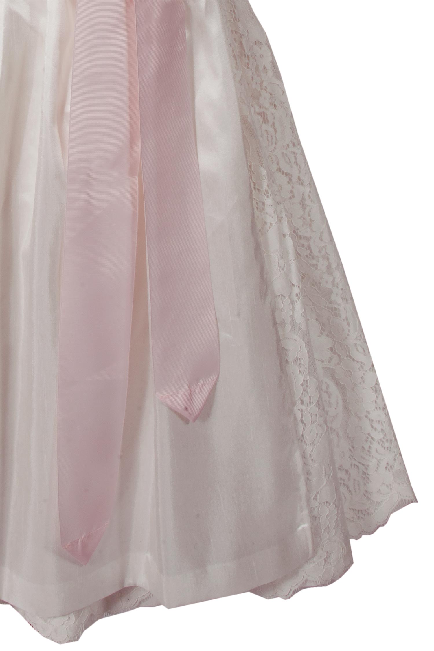 Brautdirndl aus Spitze in ivory hochgeschlossen Detail