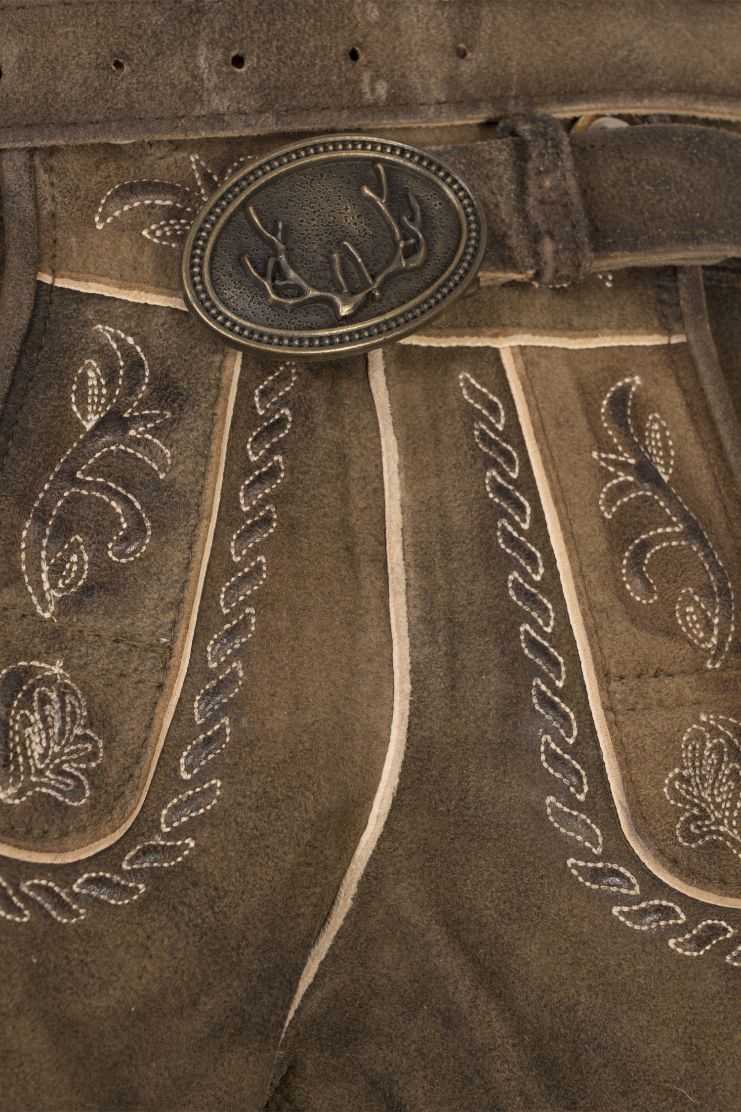 Lederhose Angelina in Mittelbraun Detail Latz