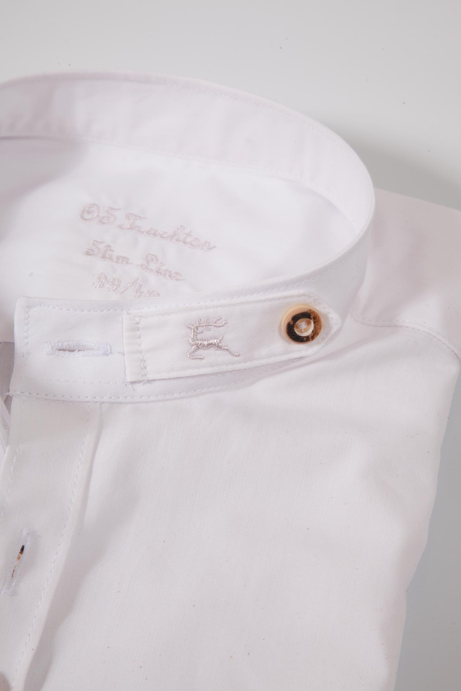 Fesches Trachtenhemd mit Stehkragen in weiß Kragen