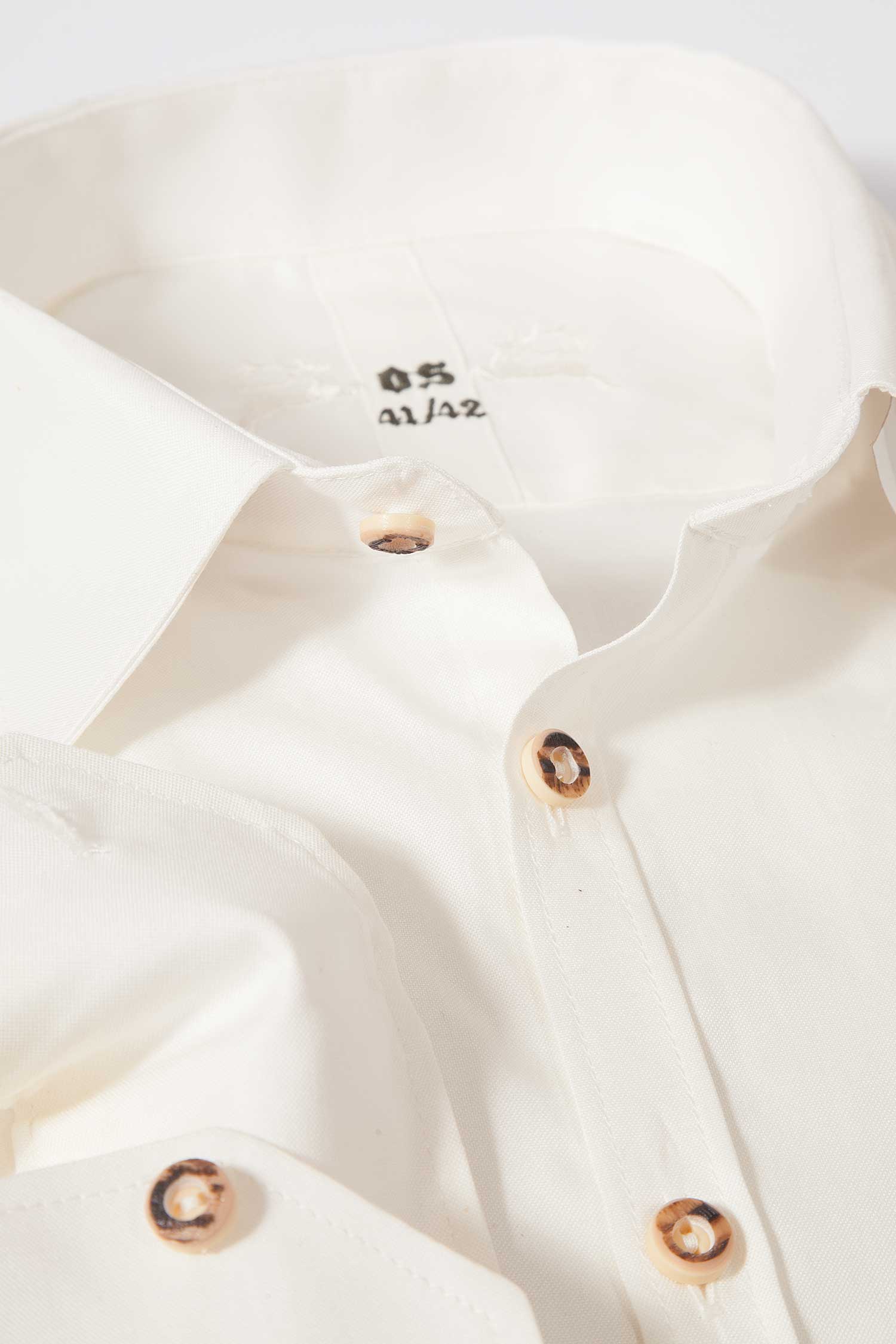 Trachtenhemd klassisch in creme mit Hornknöpfen Detail