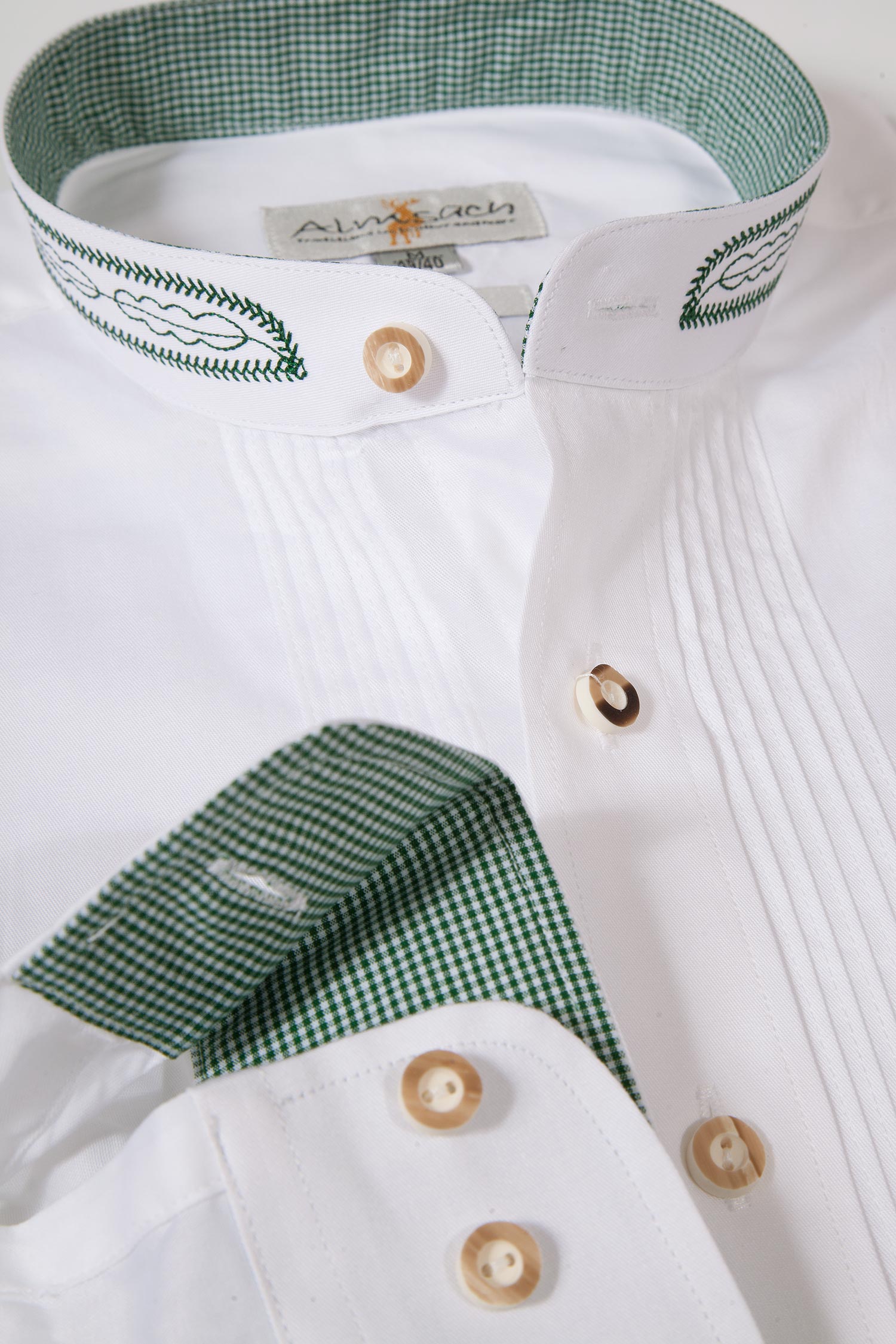 Trachtenhemd in weiß mit grüner Stickerei Detail