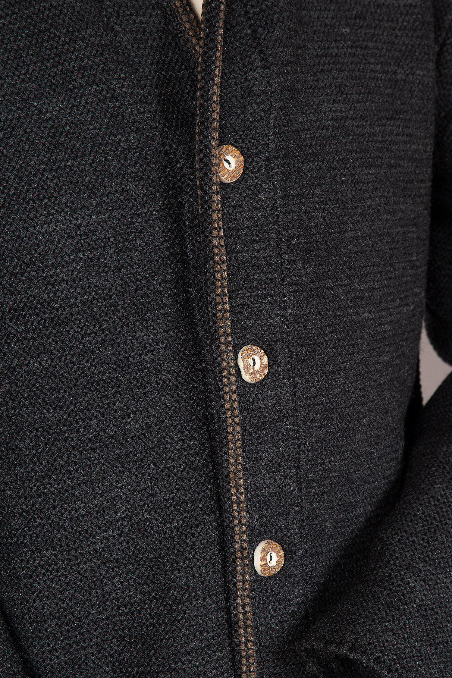 Trachten Strickjacke Hausstein in schwarz - Detail Knöpfe