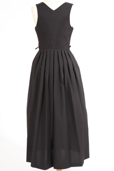 Langes Dirndl Amber schwarz mit Kettenschnürung - Rückansicht