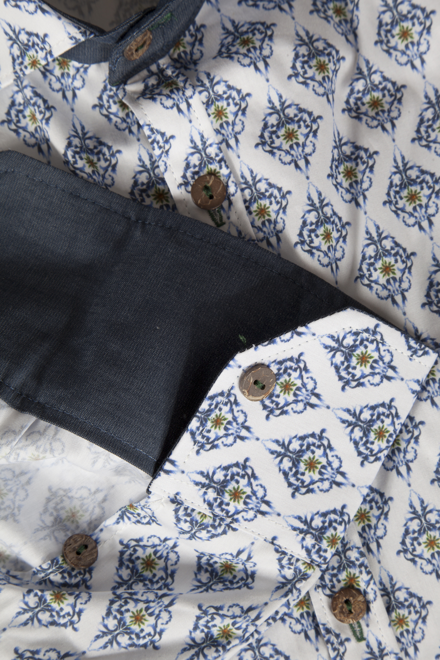 Trachtenhemd weiß/blau im zeitlosen Trachtendesign - Detail Ärmel