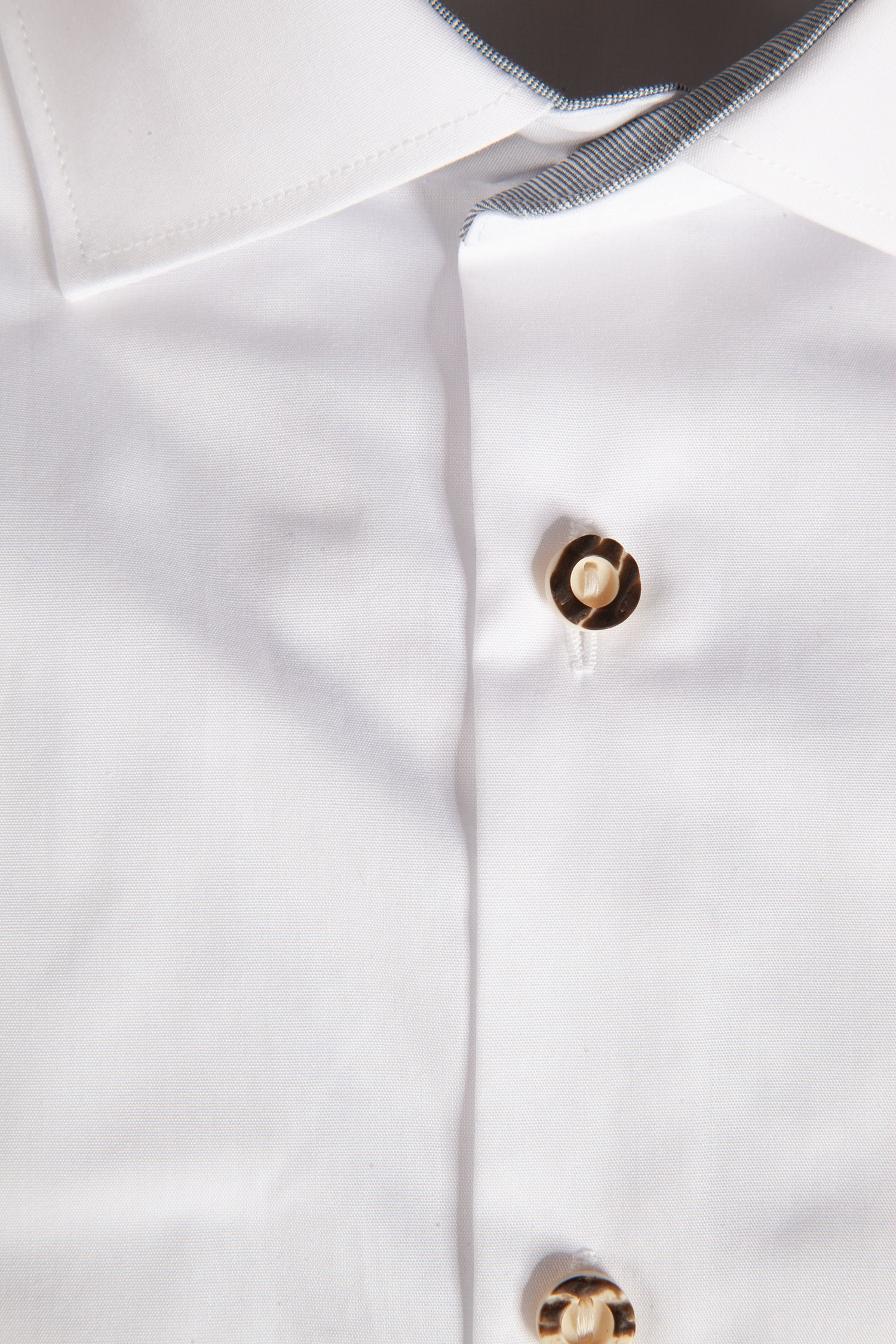 Trachtenhemd in weiß mit grauen Details - Detail Knöpfe