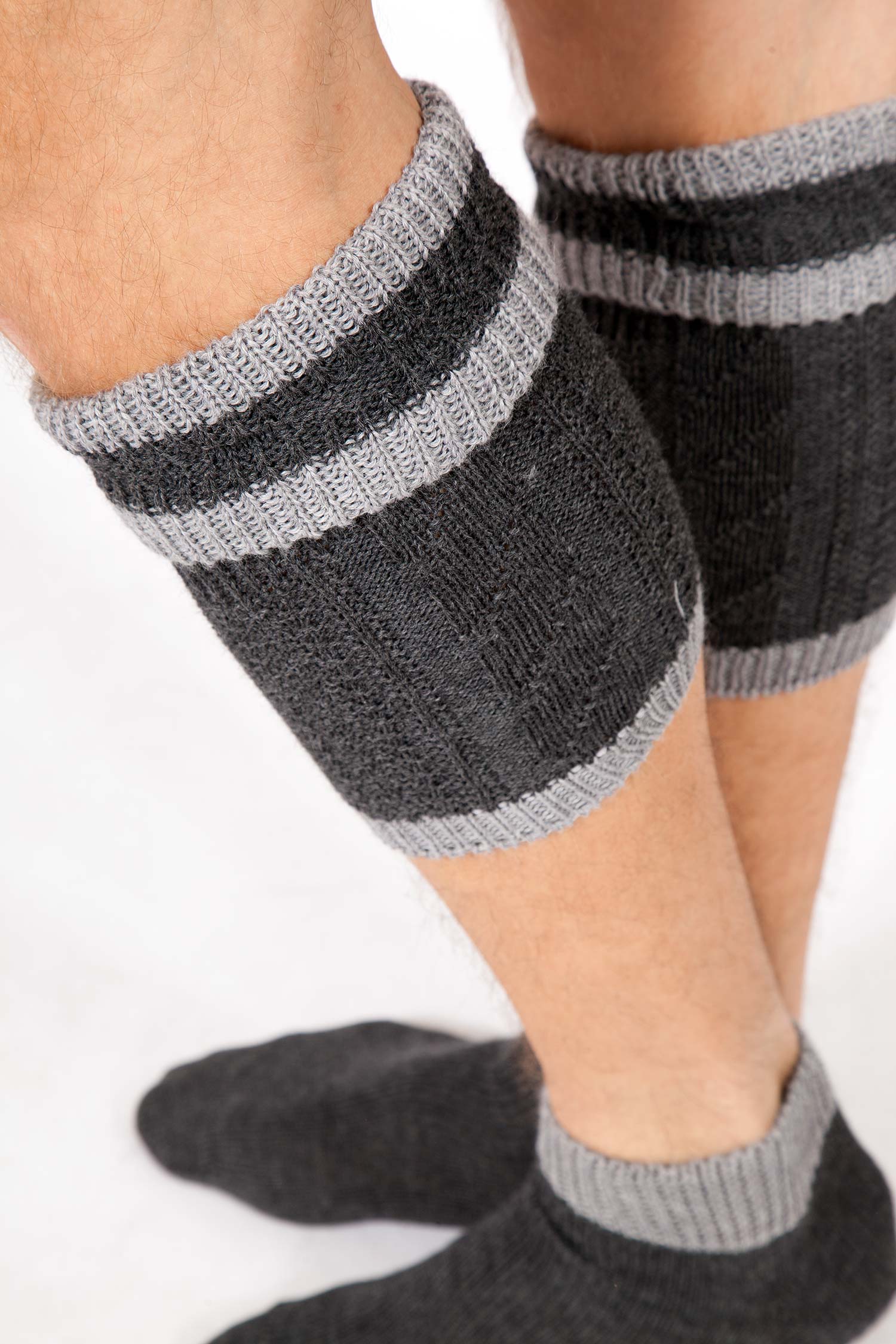 Trachten Loferl für Herren in anthrazit und hellgrau Detail