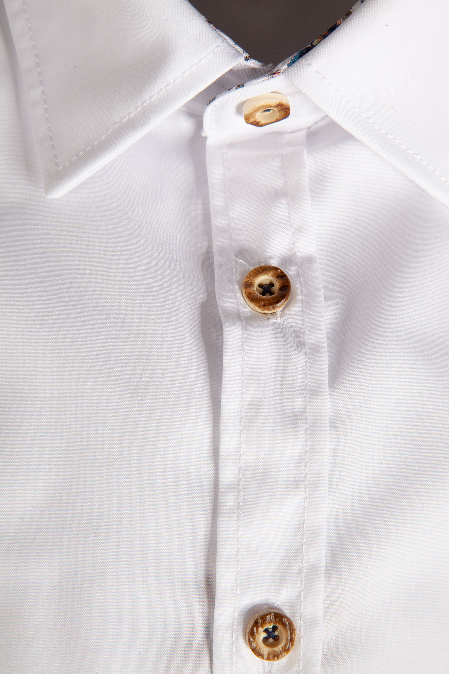 Trachtenhemd in weiß mit edlen Akzenten -Detail Knöpfe
