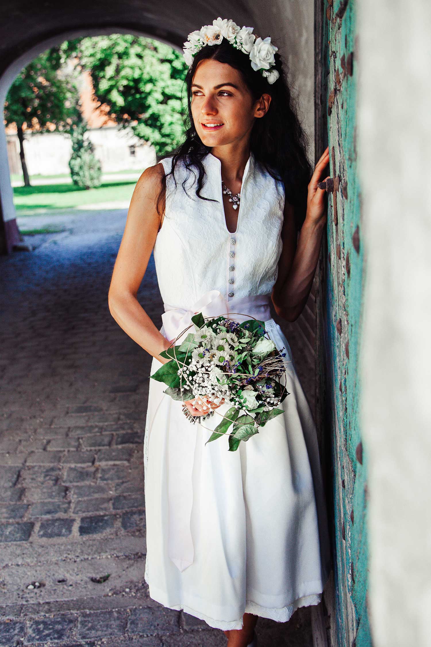 Brautdirndl aus Spitze in ivory hochgeschlossen Model