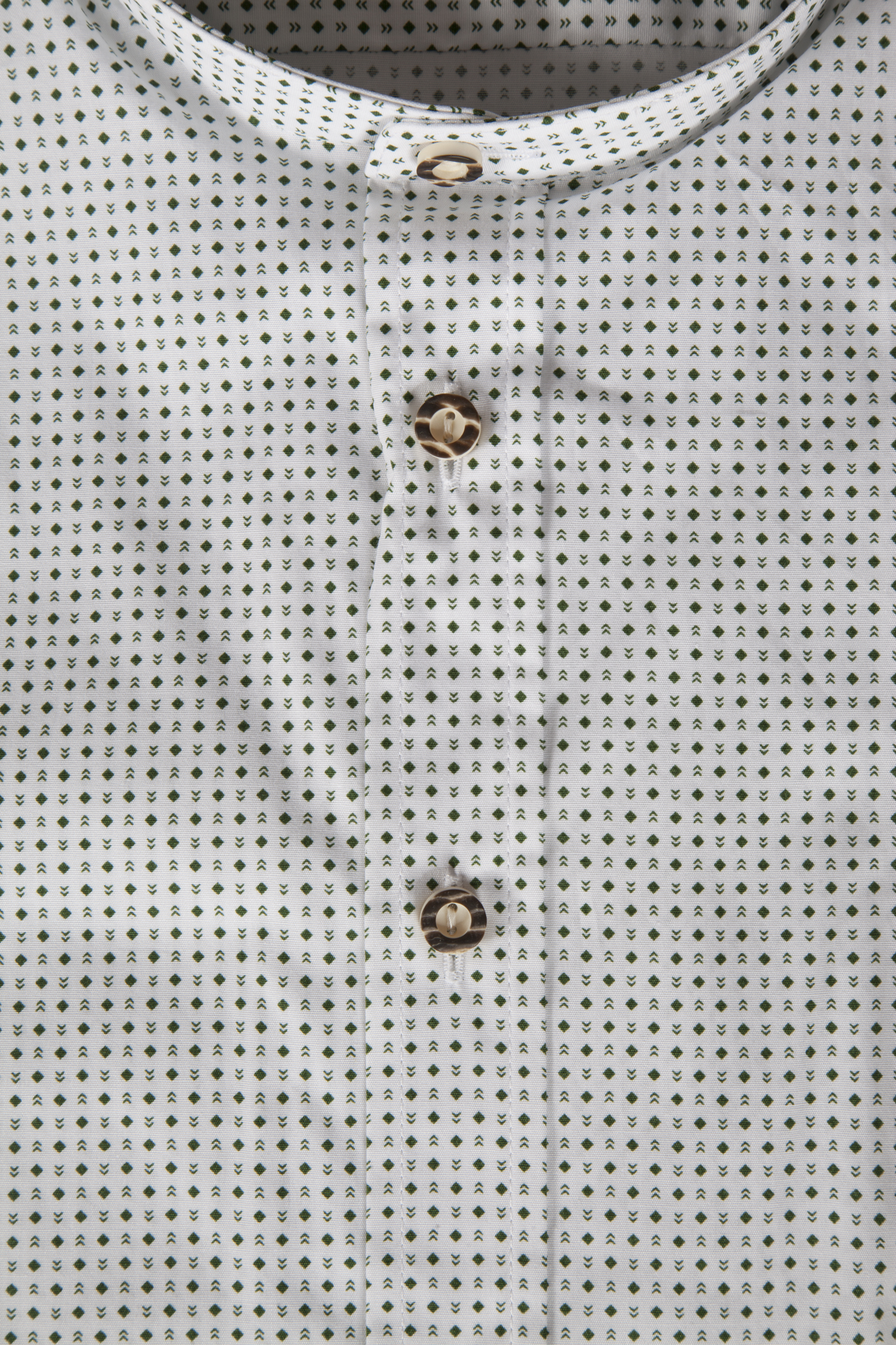 Trachtenhemd in weiß mit grünem Muster - Detail Knöpfe