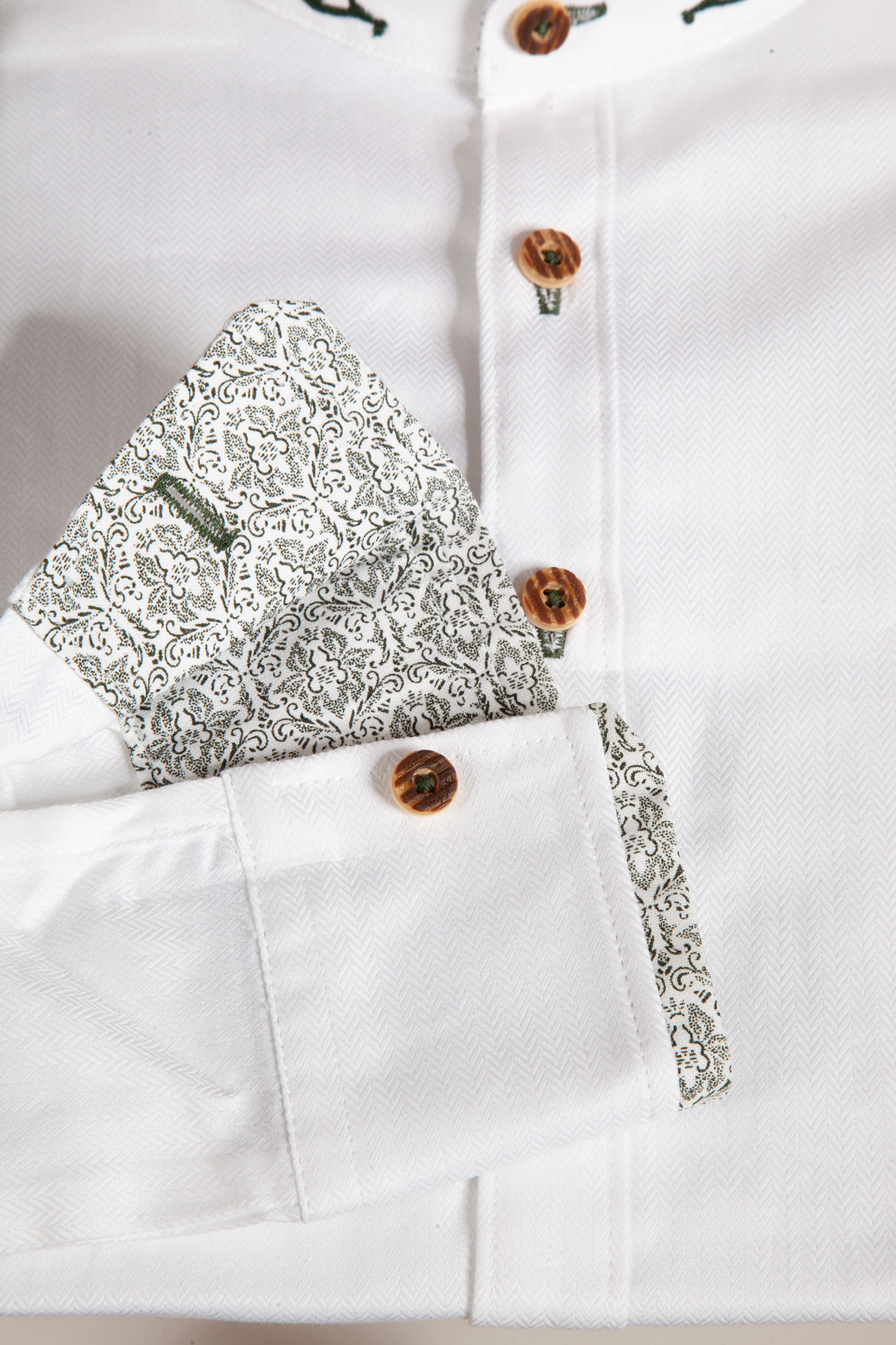 Trachtenhemd in weiß mit grünen Details - Detail Ärmel