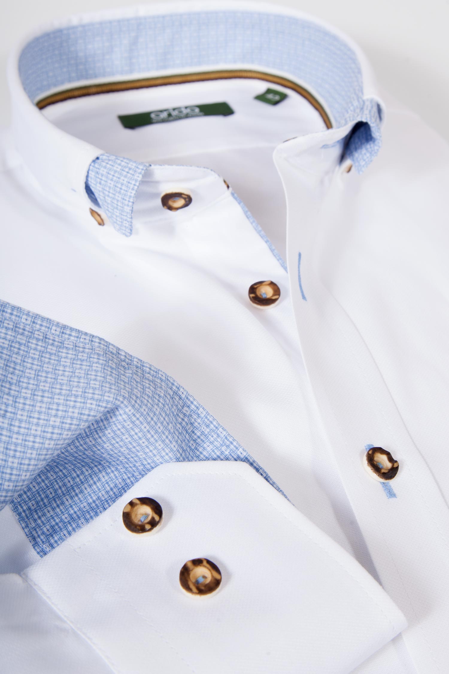 Trachtenhemd von arido in weiß mit hellblauen Details Detail