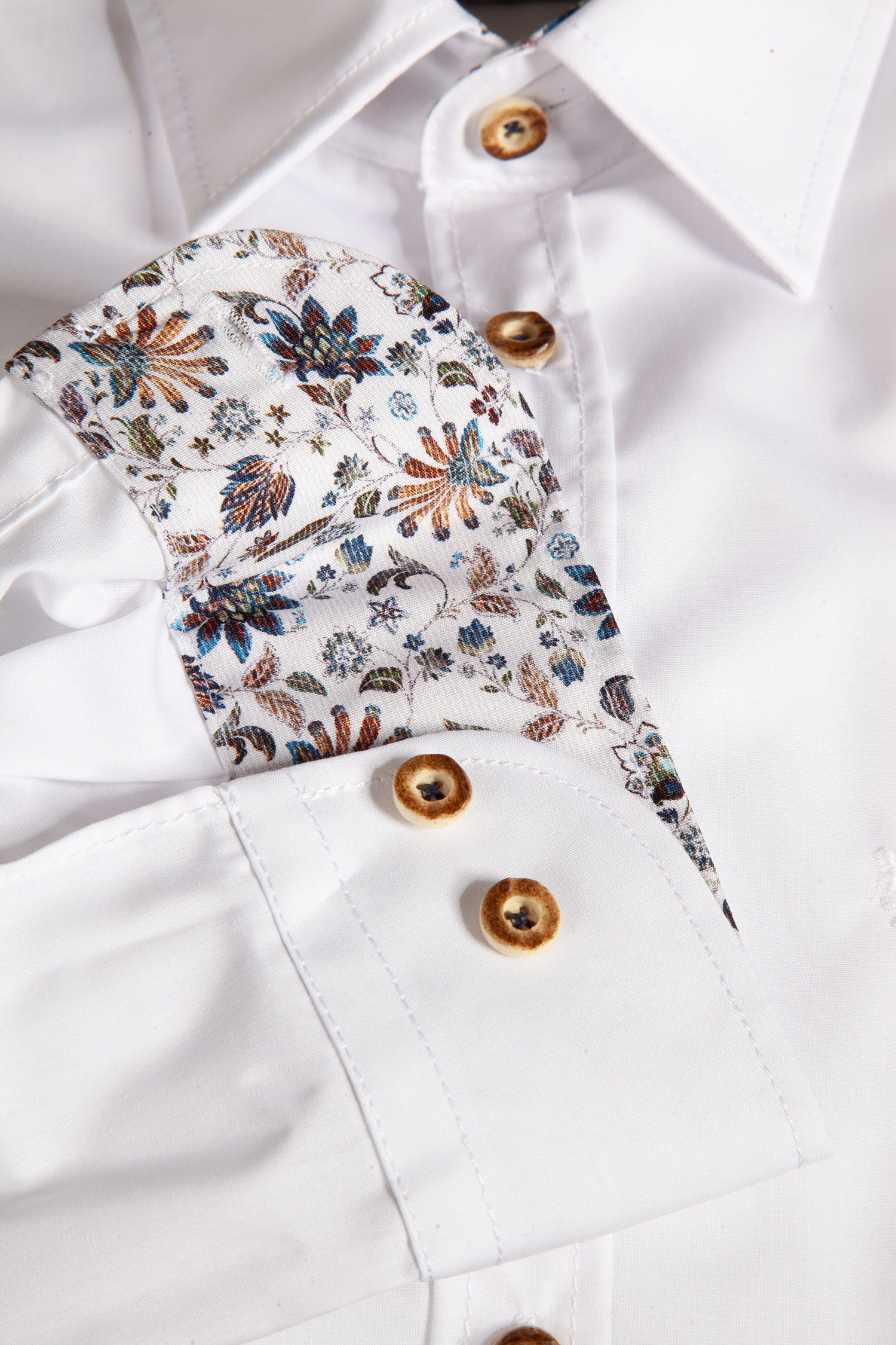 Trachtenhemd in weiß mit edlen Akzenten - Detail Ärmel