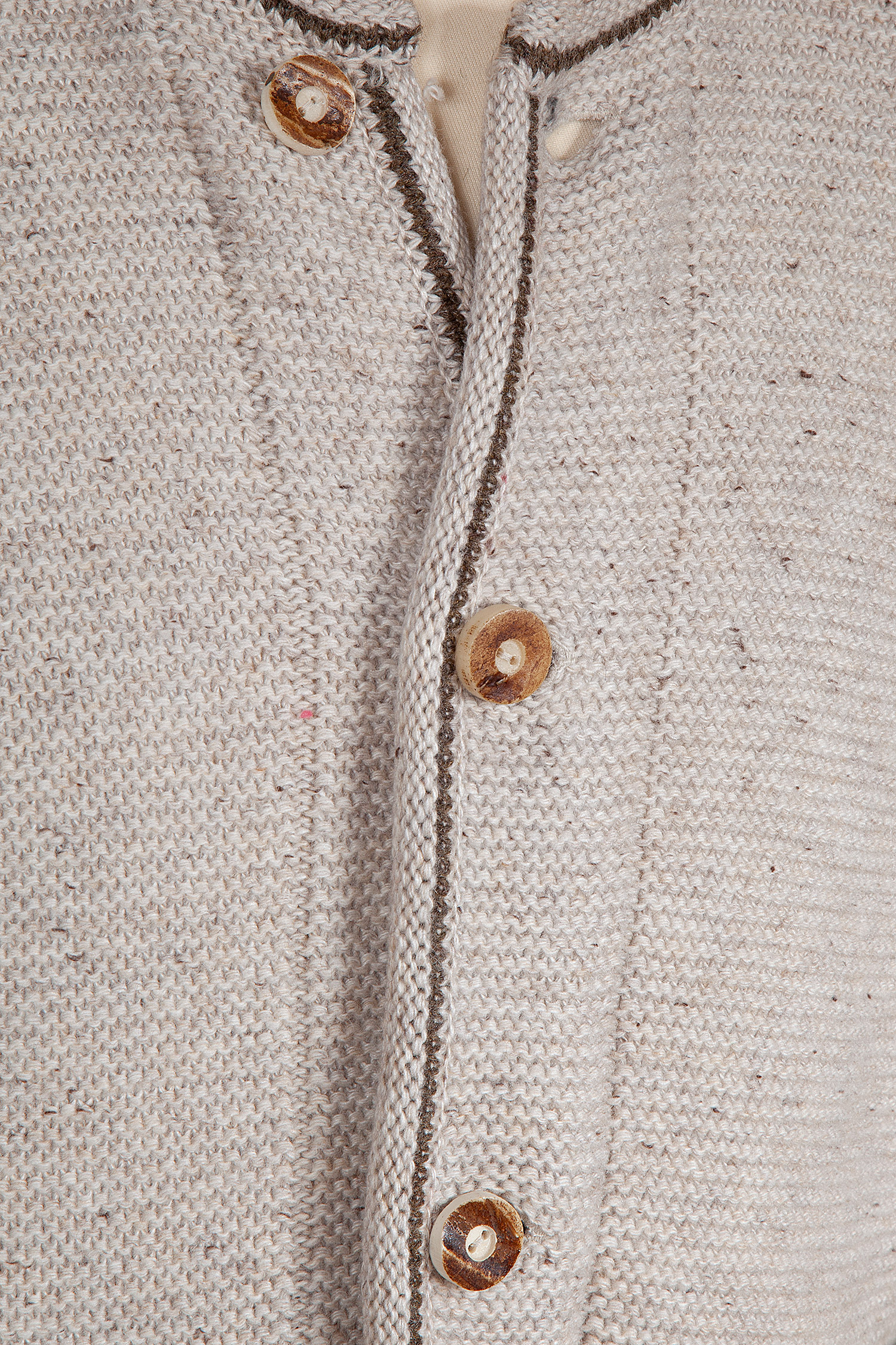 Trachten Strickjacke Amaro in natur - Detail Knöpfe