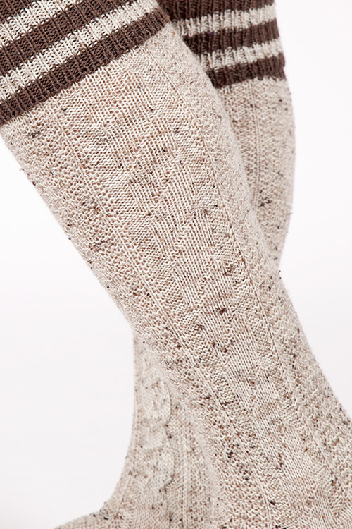 Trachten Kniestrumpf in braun melange und dunkelbraun Detail 