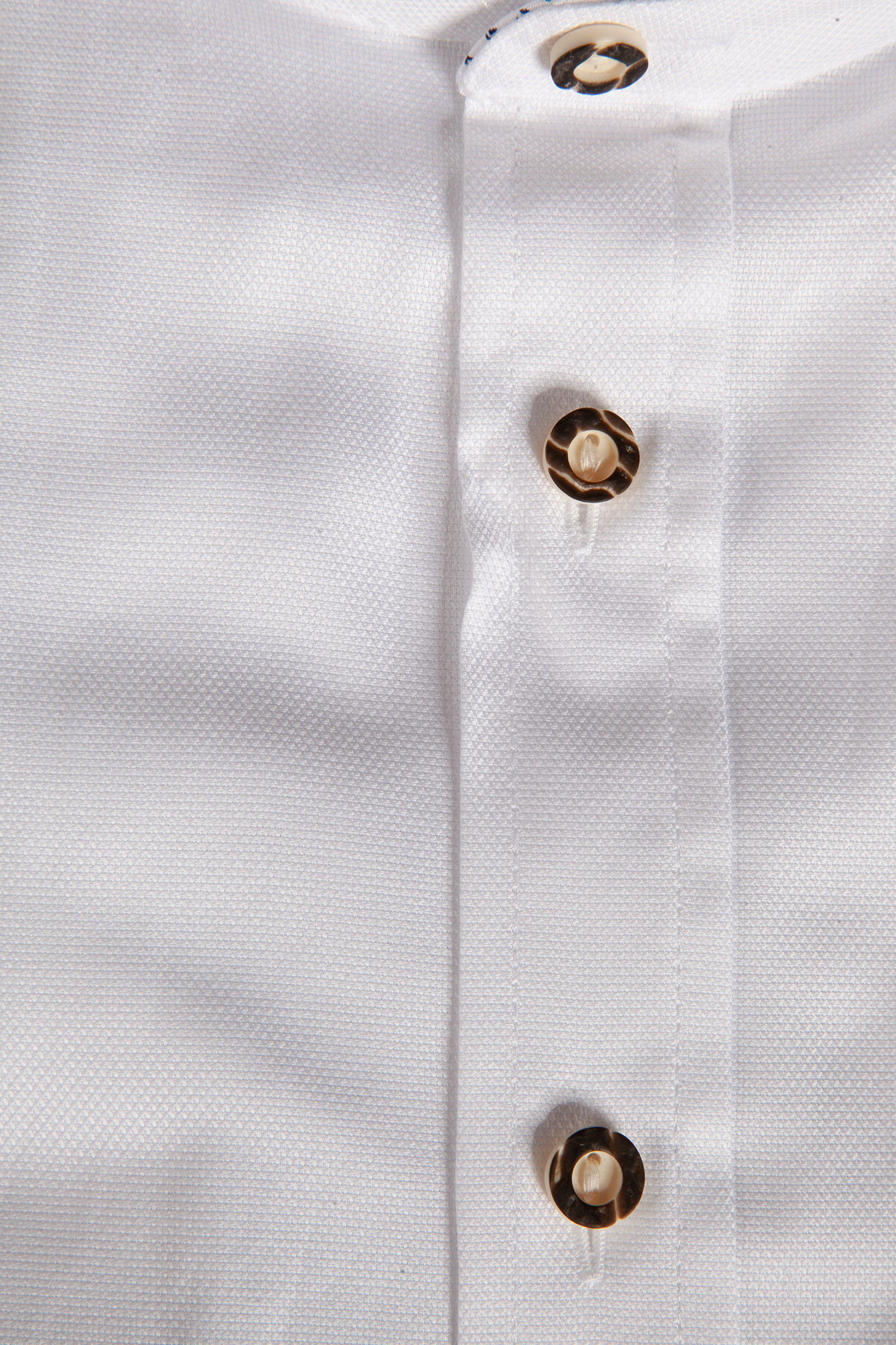 Trachtenhemd in weiß mit dunkelblauen Details - Detail Knöpfe