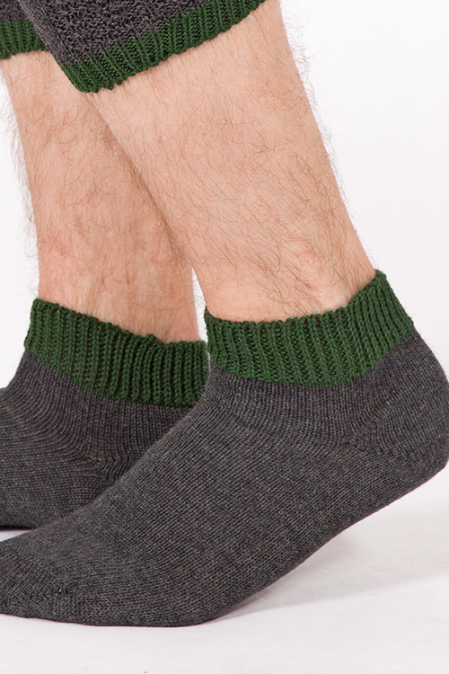 Trachten Loferl für Herren in anthrazit und tanne Detail 