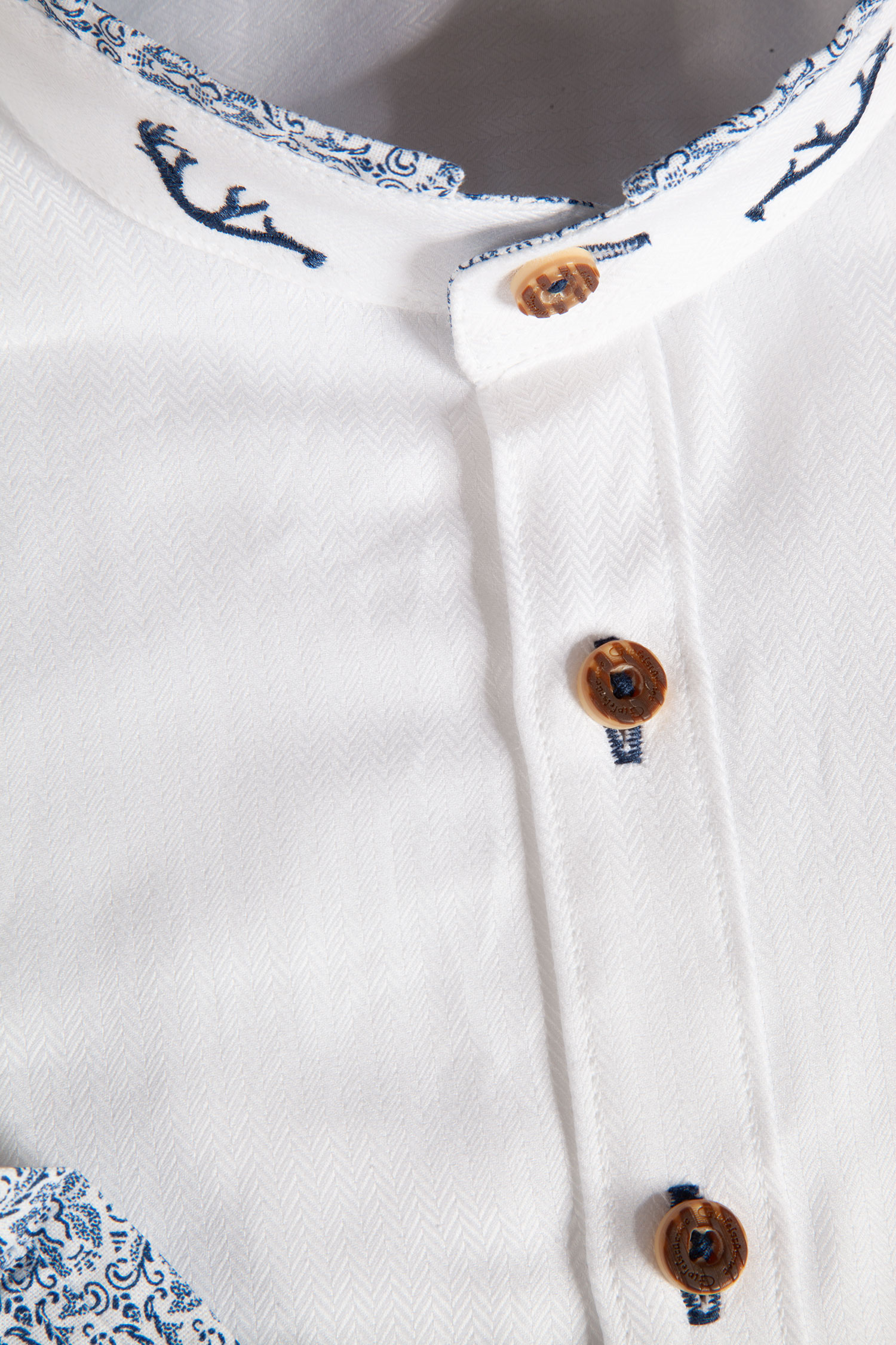 Trachtenhemd in weiß mit blauen Details - Detail Knöpfe