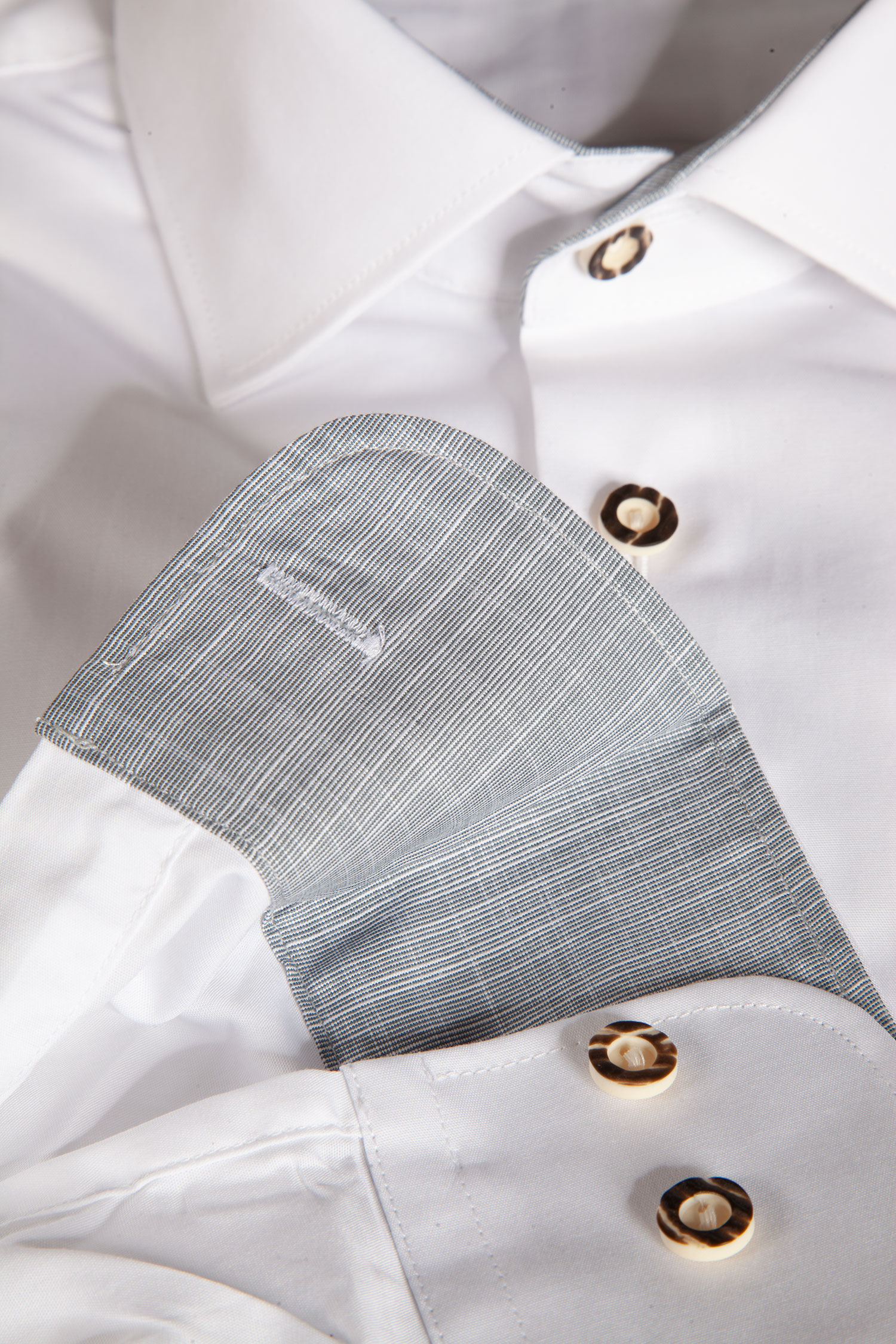 Trachtenhemd in weiß mit grauen Details - Detail Ärmel